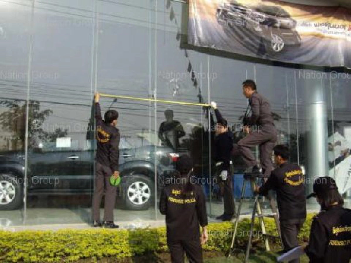 ยิงถล่มโชว์รูม
