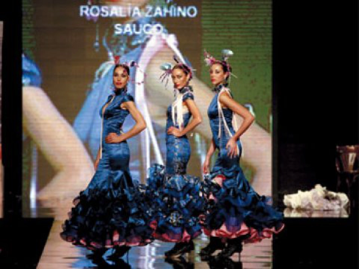 เย้ายวน โยกย้าย ตามจังหวะในชุดฟลามิงโก