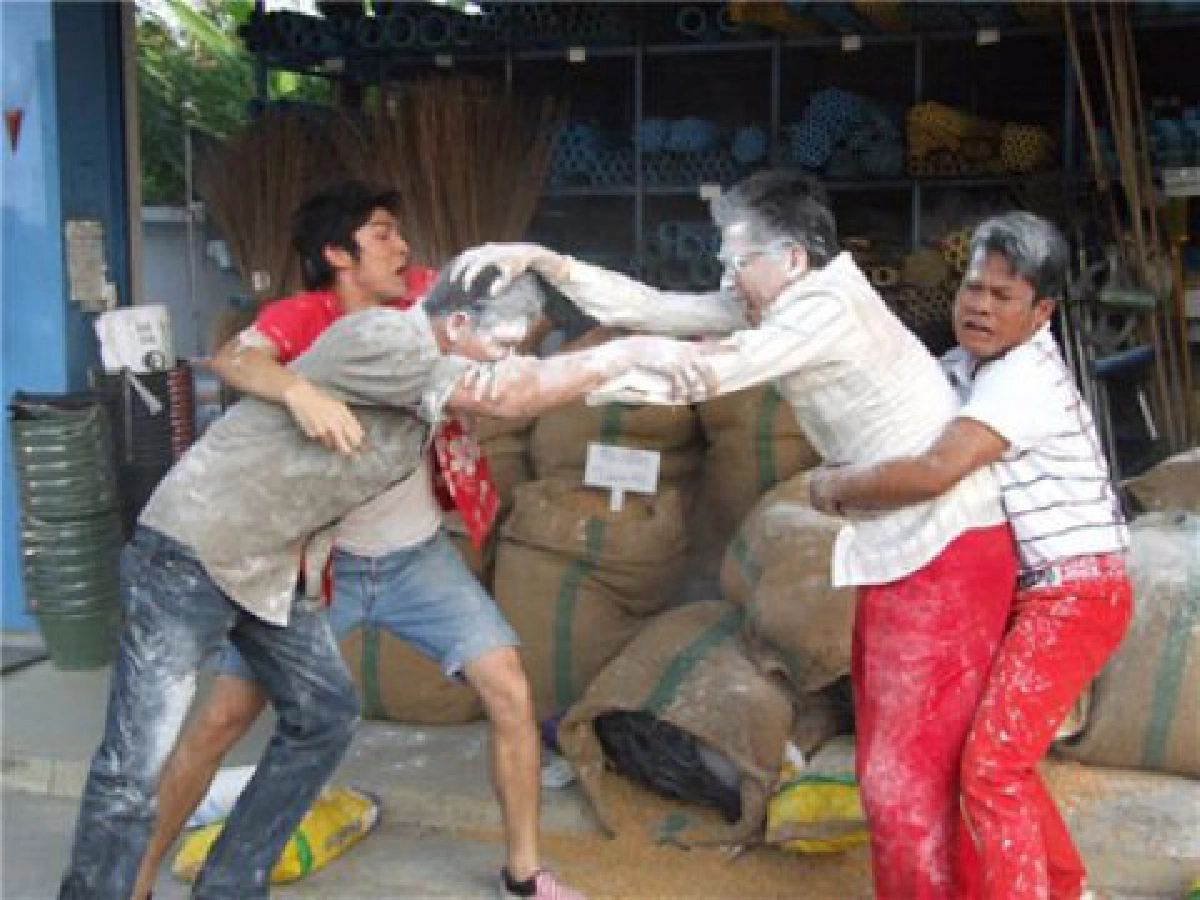 'โอ-โน่' ตีกันเละ 
โชคดีได้ 'กิ๊ก' สาดน้ำห้ามศึก
