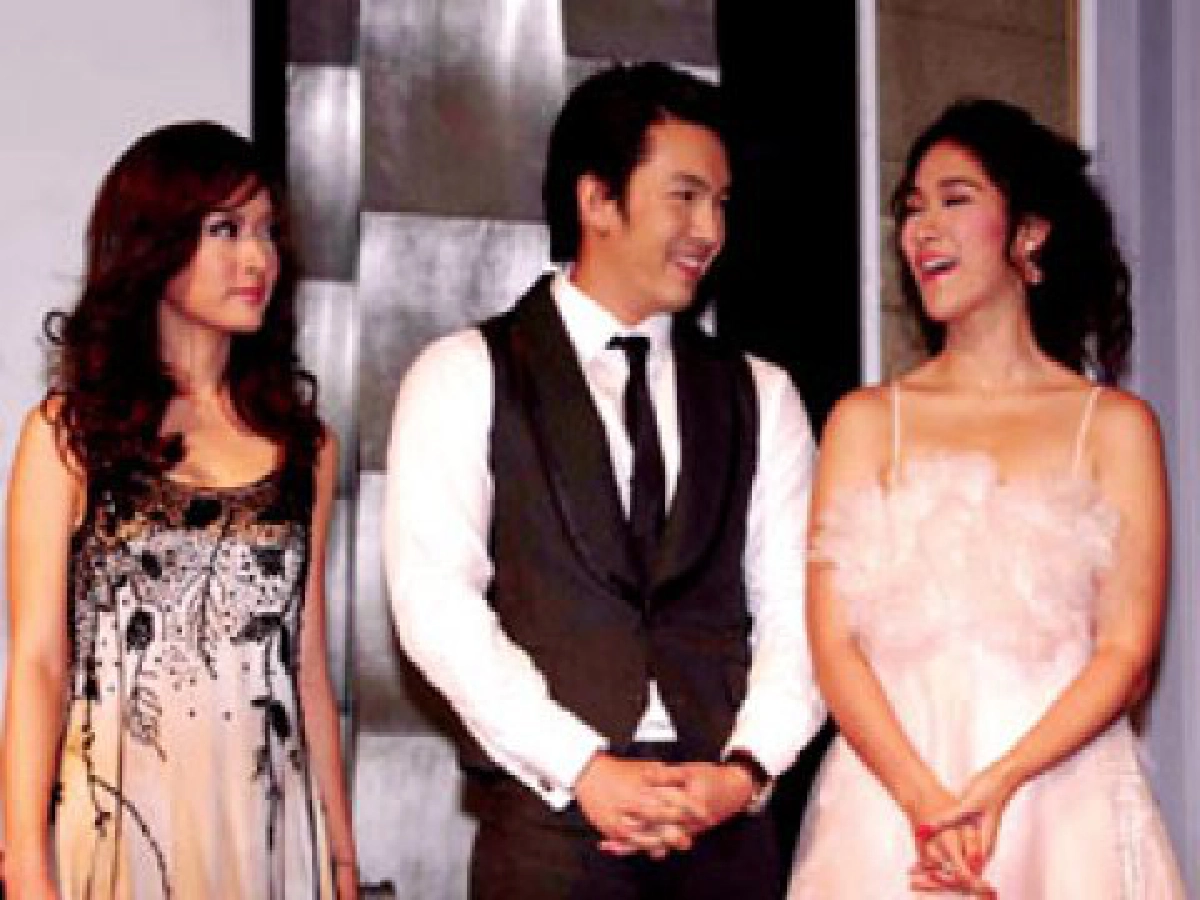 ช่ายสิ "แอฟ" ไม่อึ๋มใช่มะ "อั้ม" ถึงได้คุยแต่กับ "พลอย" ฮิ..รมณ์เสีย!!!