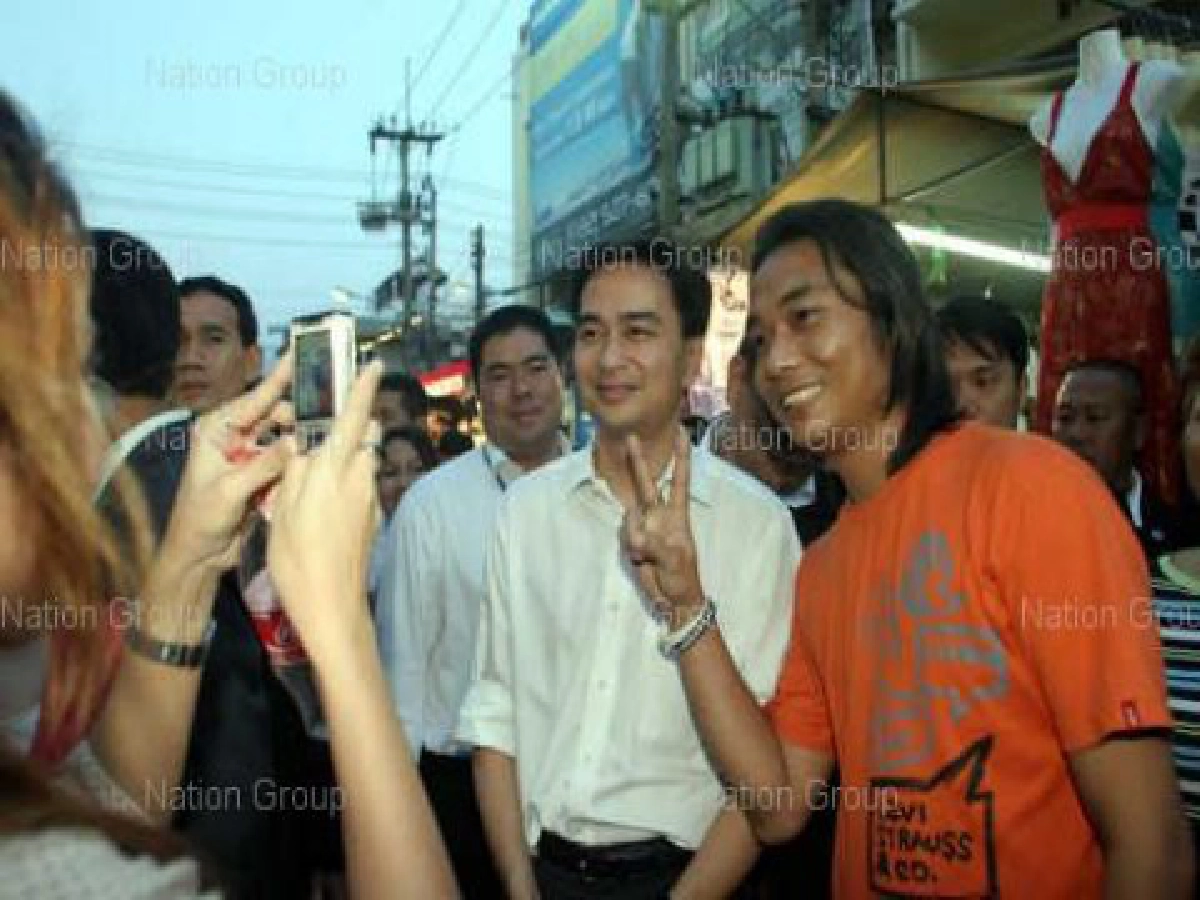 "อภิสิทธิ์"หน้าบานประชุมอาเซียนราบรื่น "อภิสิทธิ์"หน้าบานประชุมอาเซียนราบรื่น