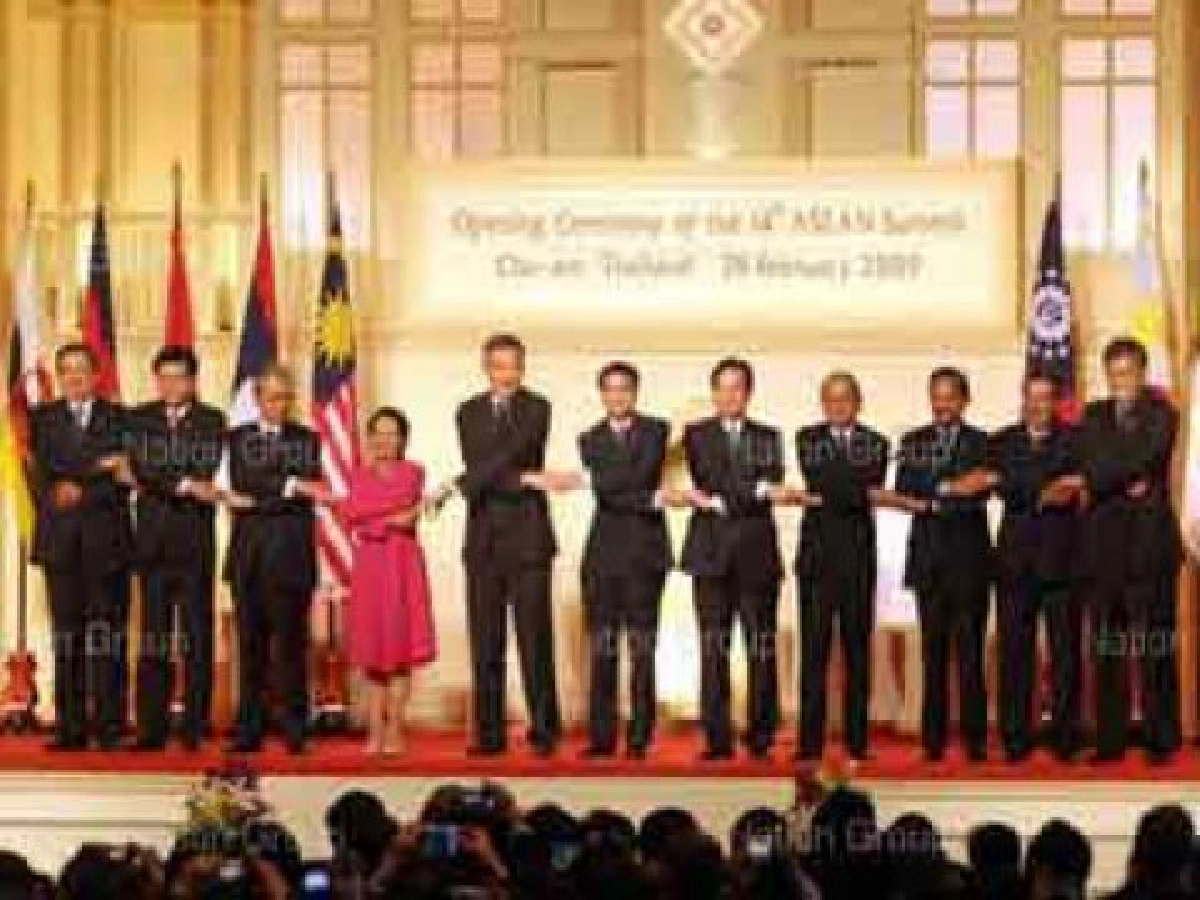 นายกฯ"อภิสิทธิ์"หวังอาเซียนเป็นภูมิภาค"สันติภาพ-ผาสุก" นายกฯ"อภิสิทธิ์"หวังอาเซียนเป็นภูมิภาค"สันติภาพ-ผาสุก"