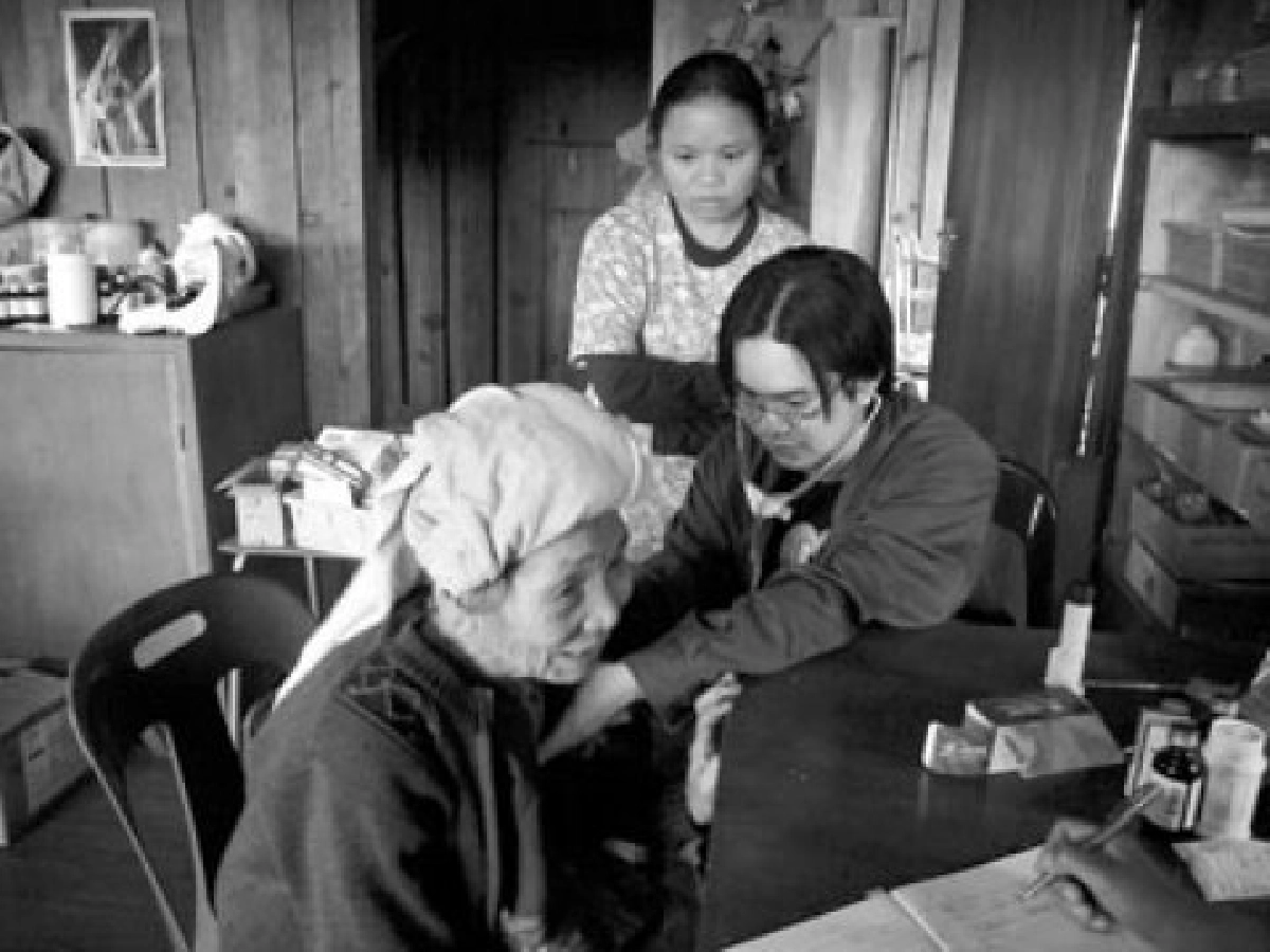 เป็นที่พึ่งผู้ยากไร้ดีกว่ารับใช้เศรษฐี นพ.ธณัฐวิทยานุลักษณ์ แห่งบ้านดินขาว เป็นที่พึ่งผู้ยากไร้ดีกว่ารับใช้เศรษฐี นพ.ธณัฐวิทยานุลักษณ์ แห่งบ้านดินขาว