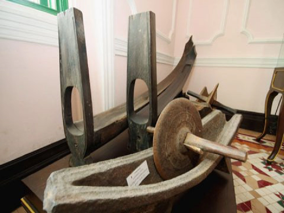 สารพันเรื่องราว - อุ่นไอรักและภักดี 100 ปี ตึกเจ้าพระยาอภัยภูเบศร 

