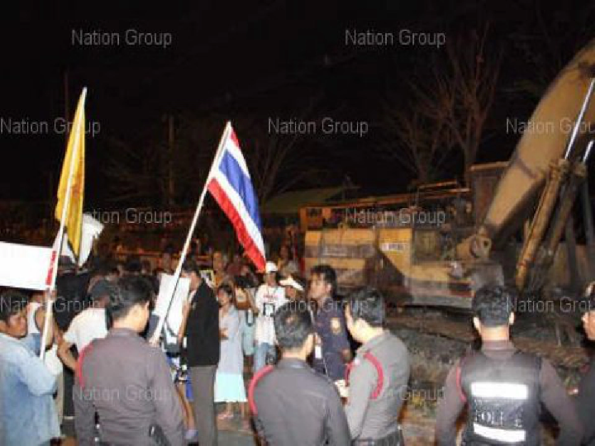 ชาวบ้านก่อม็อบปิดถ.เลียบด่วนรามอินทราต้านนายทุนส่งคนรื้อถอนบ้าน ชาวบ้านก่อม็อบปิดถ.เลียบด่วนรามอินทราต้านนายทุนส่งคนรื้อถอนบ้าน