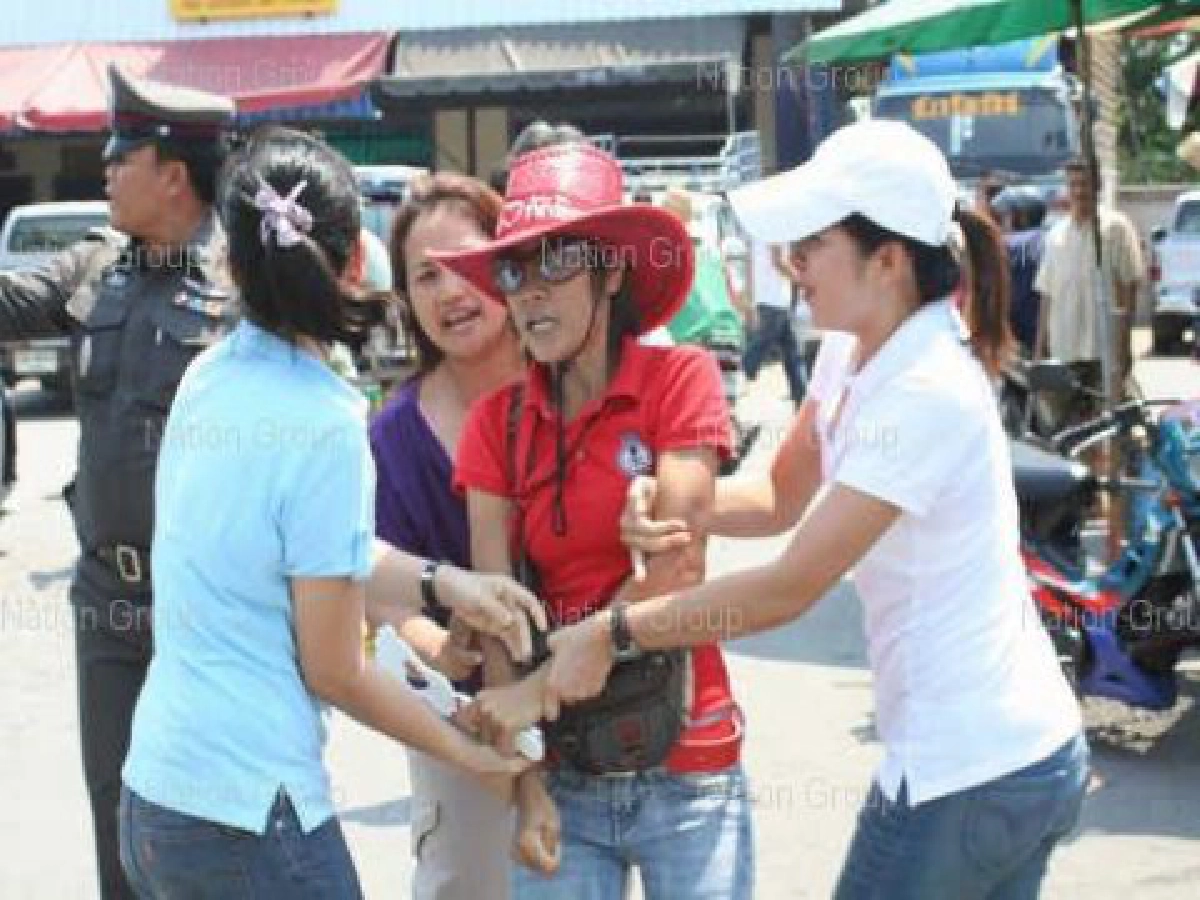 เสื้อแดงตะโกนไล่ชวนปราศรัยที่ขอนแก่นชาวบ้านรุมปกป้อง เสื้อแดงตะโกนไล่ชวนปราศรัยที่ขอนแก่นชาวบ้านรุมปกป้อง