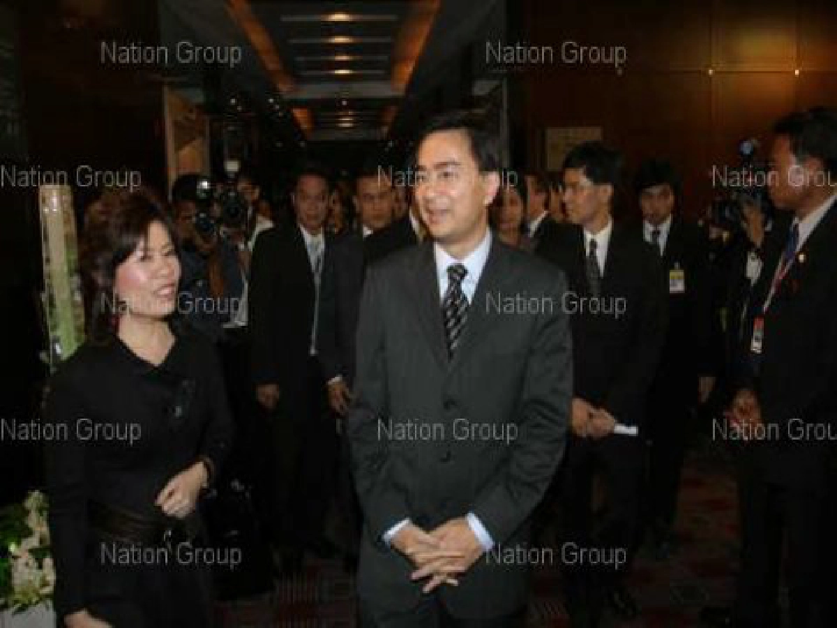 เสื้อแดงลพบุรีบุกขว้างปาขวดน้ำใส่นายกฯ"อภิสิทธิ์"