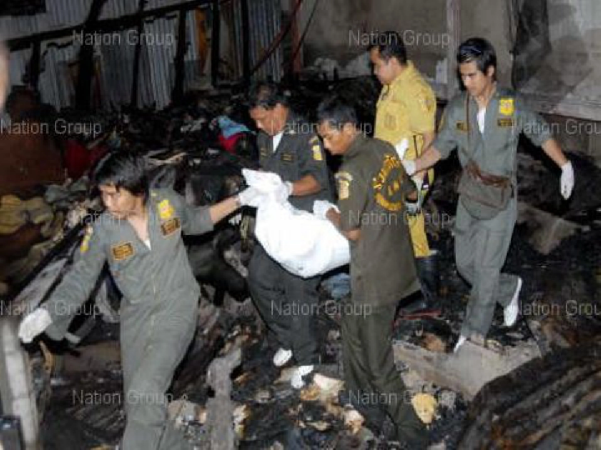 ไหม้ชุมชนวัดลาดบัวขาวคลอกเด็กตาย2 ไหม้ชุมชนวัดลาดบัวขาวคลอกเด็กตาย2