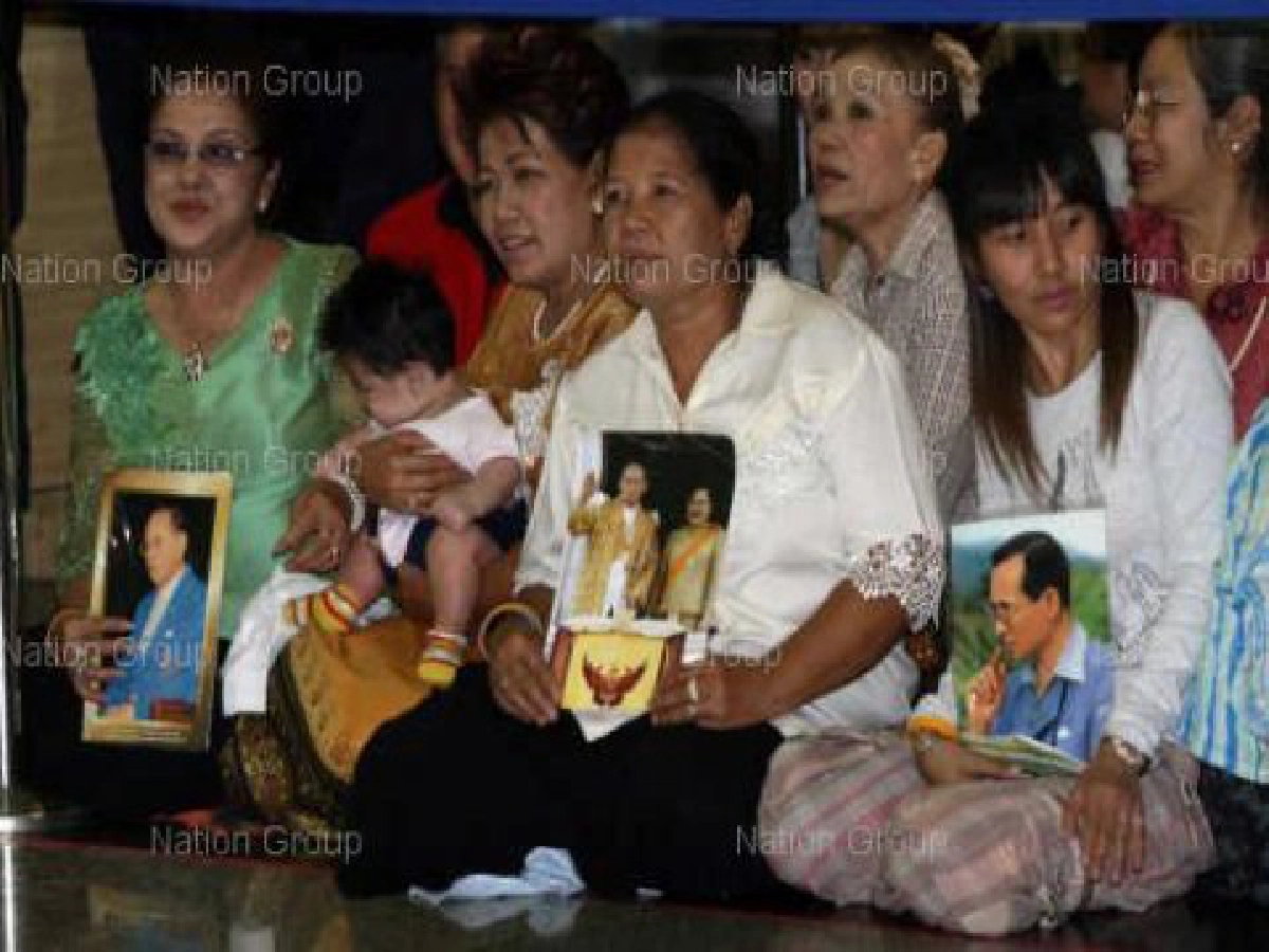 พสกนิกรเฝ้ารับเสด็จ-รอฟังผลตรวจพระวรกายในหลวง พสกนิกรเฝ้ารับเสด็จ-รอฟังผลตรวจพระวรกายในหลวง