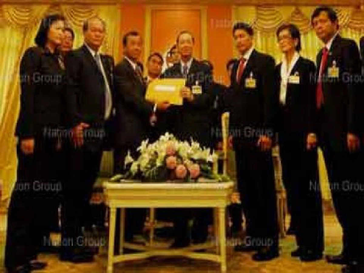 ฝ่ายค้านยื่นถอดถอน5รมต.ต่อประธานวุฒิแล้ว ฝ่ายค้านยื่นถอดถอน5รมต.ต่อประธานวุฒิแล้ว