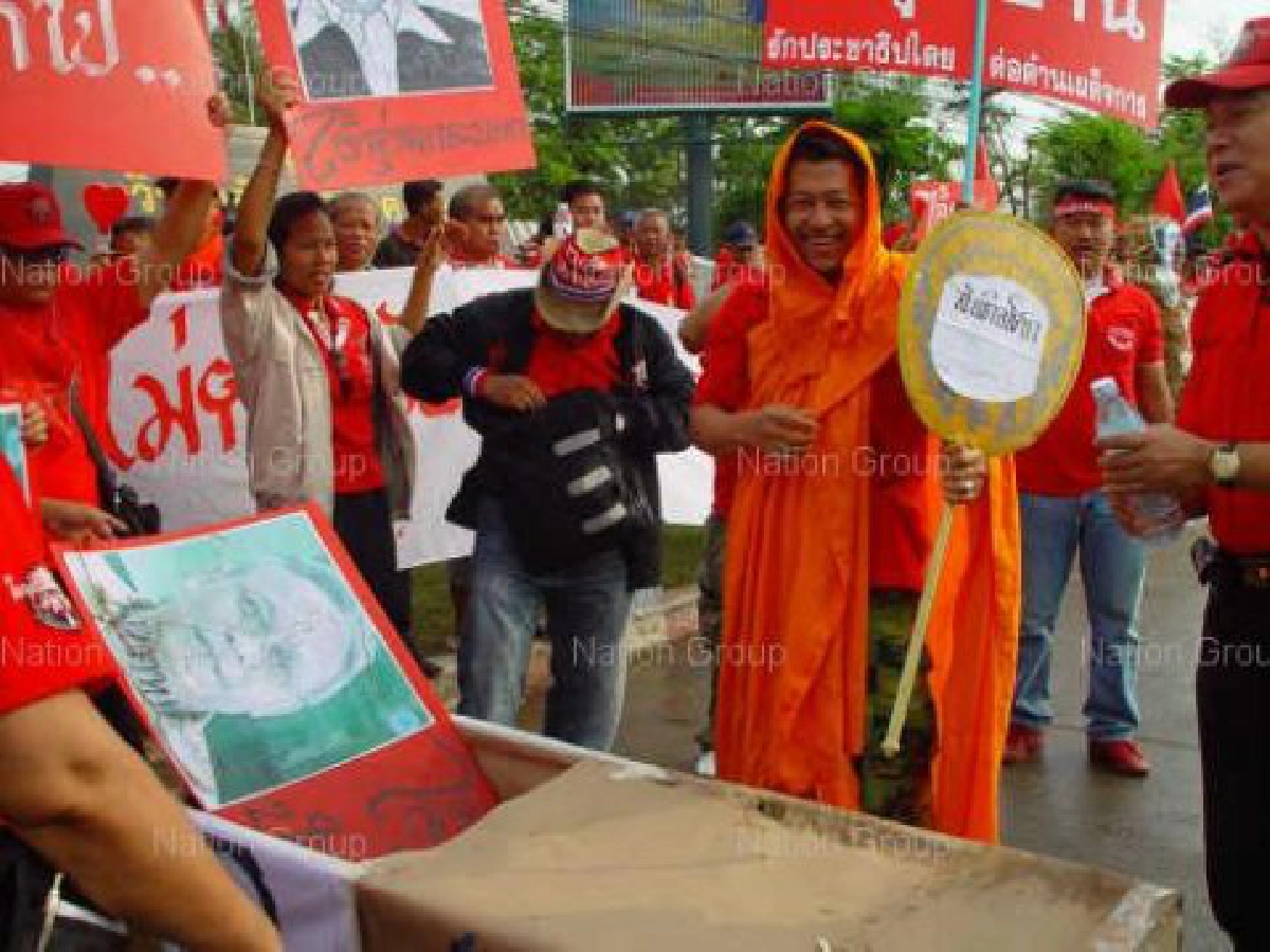 เสื้อแดงปาบึ้มใส่ขบวน"เทือก"ช่างภาพทีวีเจ็บ เสื้อแดงปาบึ้มใส่ขบวน"เทือก"ช่างภาพทีวีเจ็บ
