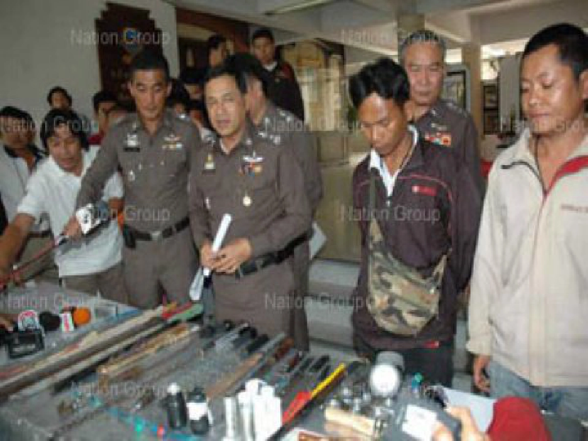 ตำรวจค้นเต็นท์สนามหลวงจับ6นปช. ตำรวจค้นเต็นท์สนามหลวงจับ6นปช.