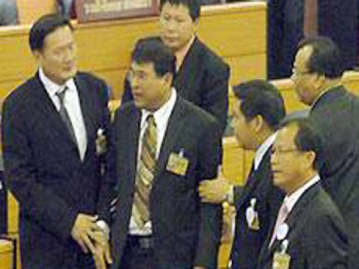 "พท.-พผ."แจกของลับกันลั่นห้องประชุม