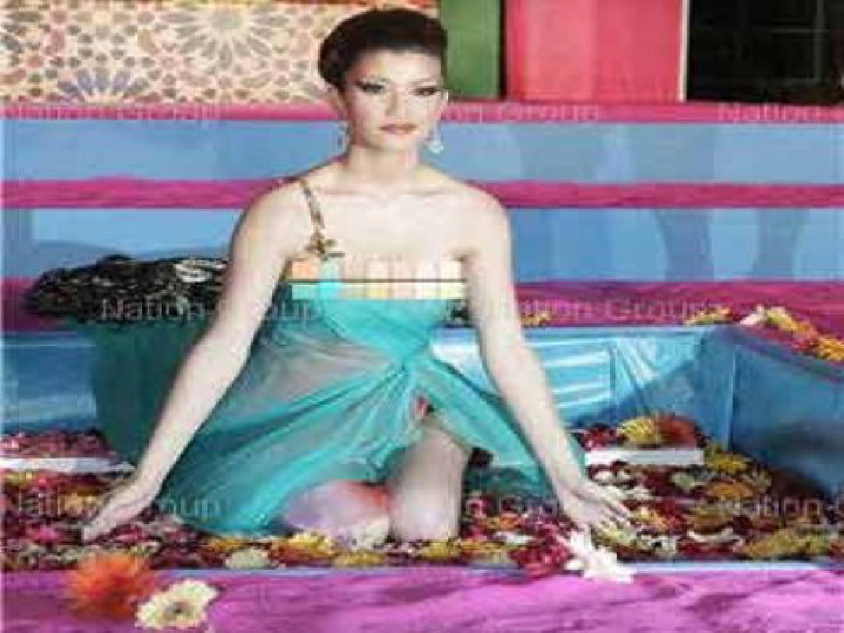 ตะลึง"เอมมี่"มรกต"เต้าหลุด"กลางห้างงานแสดงแฟชั่นโชว์