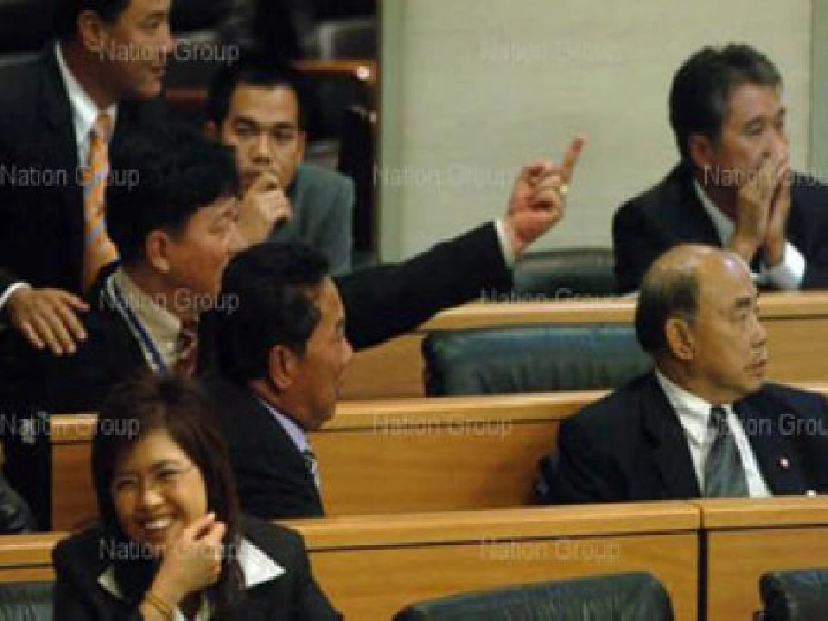 วอนประณามส.ส."แจกของลับ"กลางสภา วอนประณามส.ส."แจกของลับ"กลางสภา