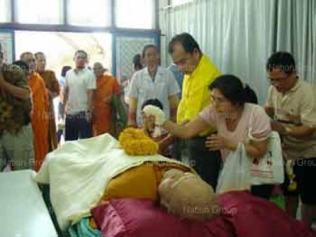วัตถุมงคล"หลวงปู่ทิม "ราคาพุ่งคนแห่จองแน่นวัด วัตถุมงคล"หลวงปู่ทิม "ราคาพุ่งคนแห่จองแน่นวัด