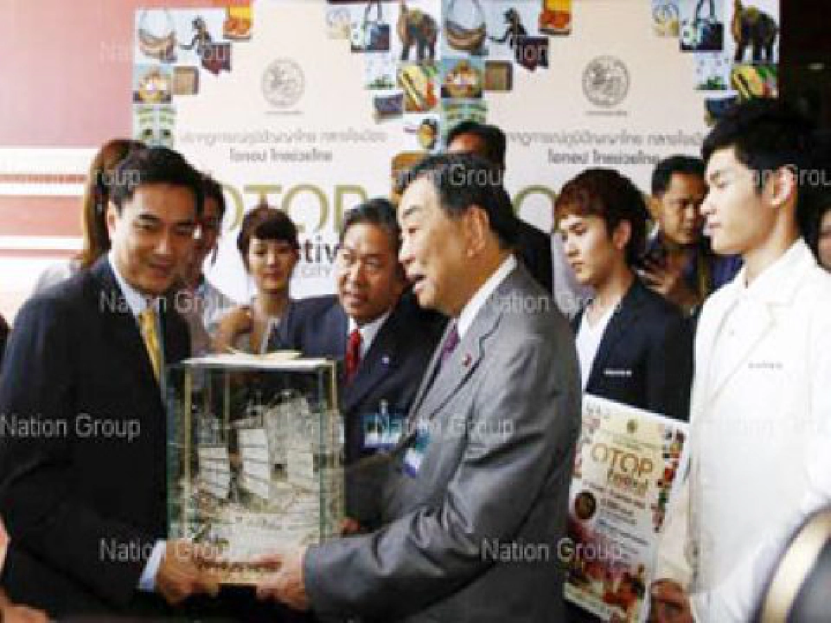 ศิลปินเดอะสตาร์ปี5มอบโอท็อปให้ครม. ศิลปินเดอะสตาร์ปี5มอบโอท็อปให้ครม.