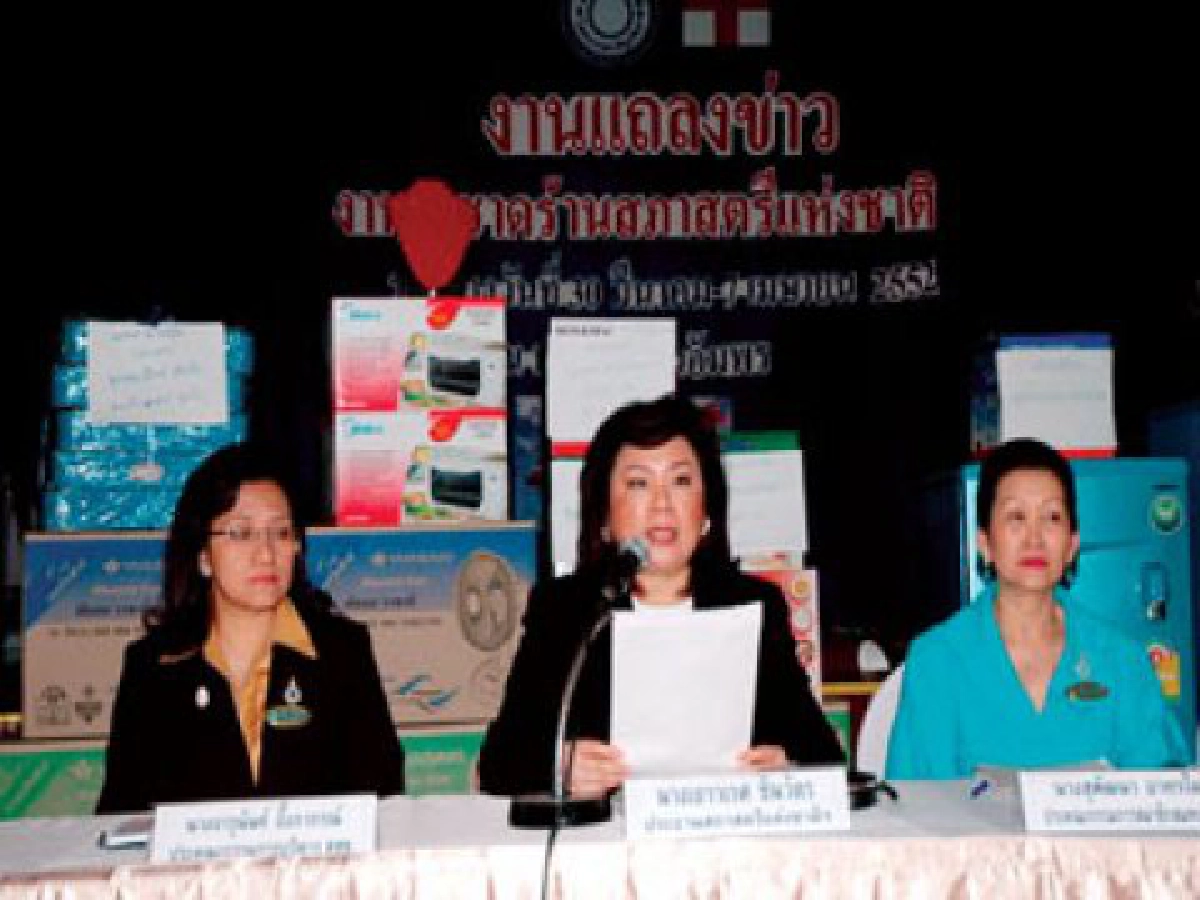 "สภาสตรี"รวมน้ำใจช่วยกาชาด "สภาสตรี"รวมน้ำใจช่วยกาชาด