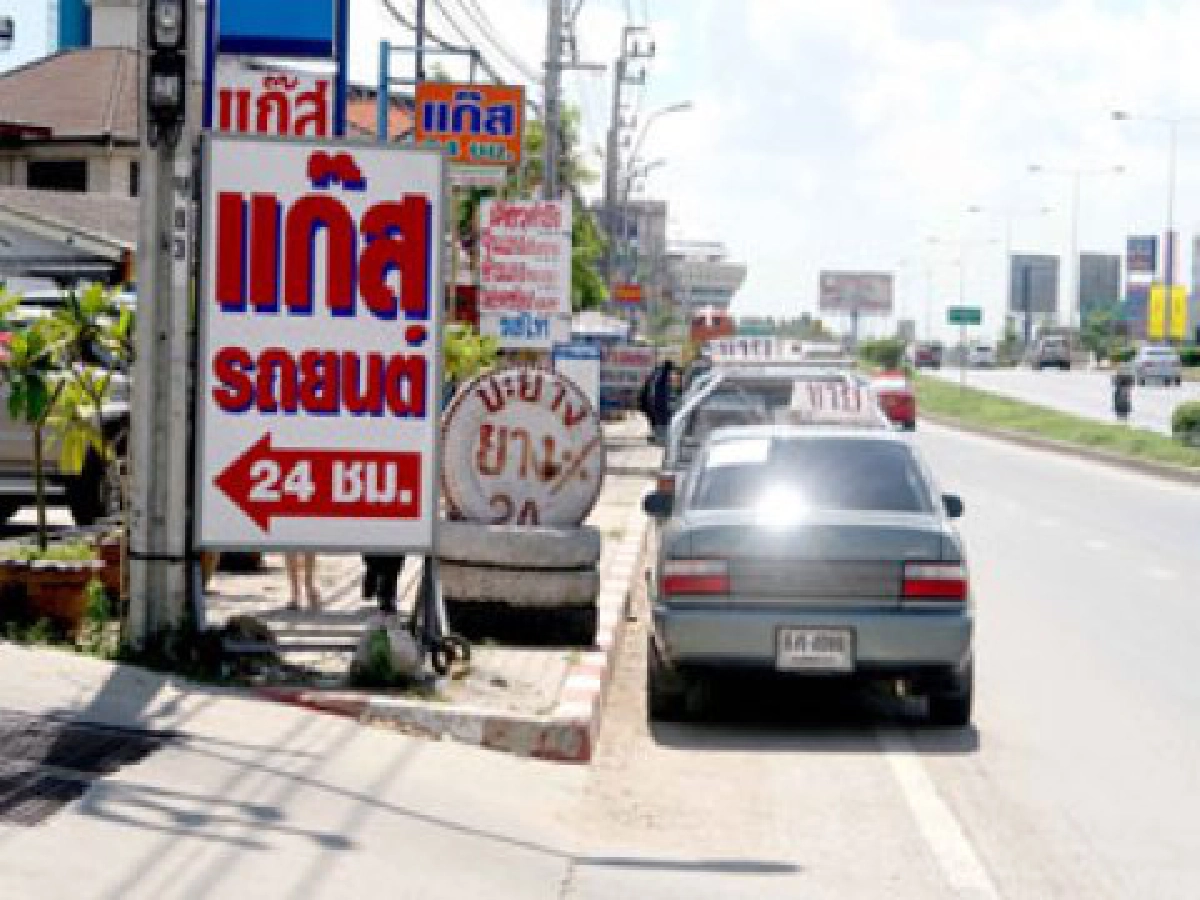 ทางเท้าถูกยึดไว้ขายของ ทางเท้าถูกยึดไว้ขายของ