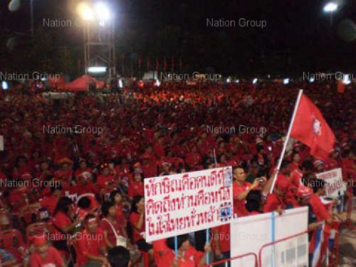ม็อบเสื้อแดงเคลื่อนขบวนปิดล้อมทำเนียบ ม็อบเสื้อแดงเคลื่อนขบวนปิดล้อมทำเนียบ
