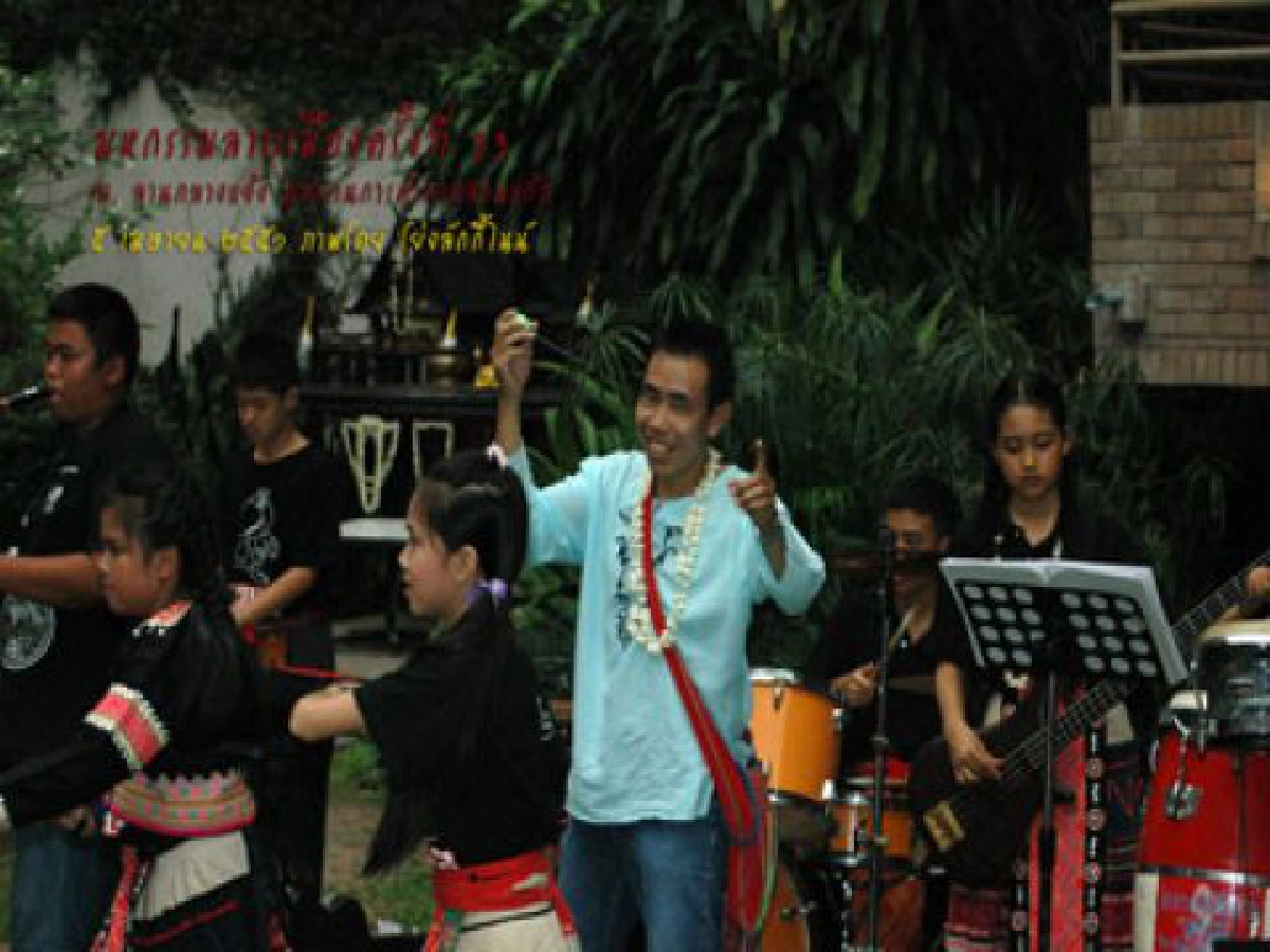 นักธุรกิจเหนือมาแปลก
ทำเพลงขายคู่รองเท้า

