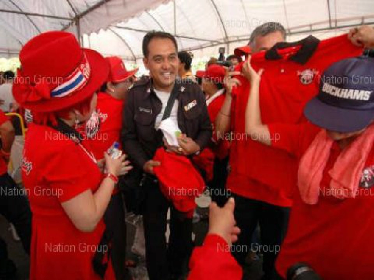 สั่งสอบฯตร.แต่งเครื่องแบบร่วมเสื้อแดง สั่งสอบฯตร.แต่งเครื่องแบบร่วมเสื้อแดง