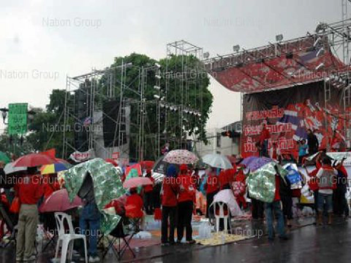 ฝนถล่มกรุงม็อบกลุ่มเสื้อแดงกระเจิง ฝนถล่มกรุงม็อบกลุ่มเสื้อแดงกระเจิง