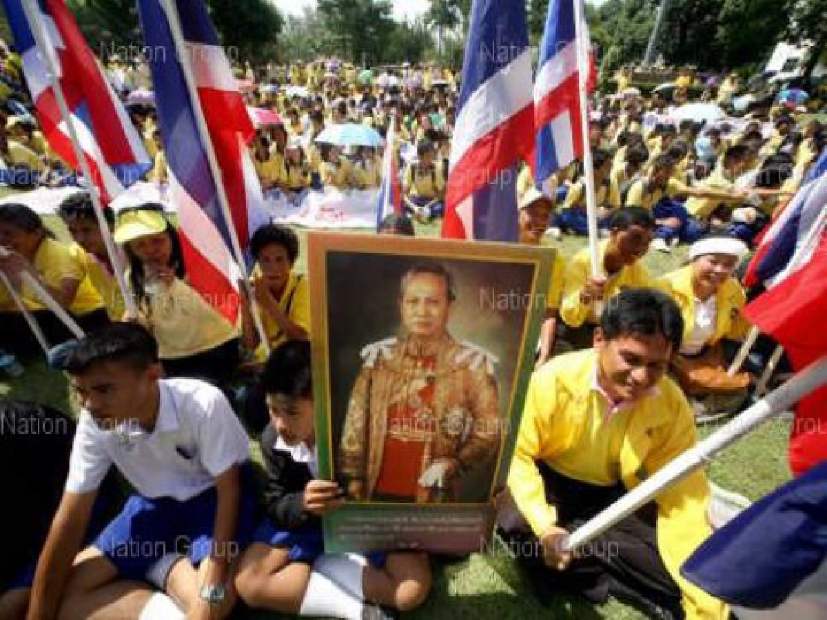 คนสงขลาบุกจี้รัฐหยุดเสื้อแดงใส่ร้าย"ป๋า" คนสงขลาบุกจี้รัฐหยุดเสื้อแดงใส่ร้าย"ป๋า"
