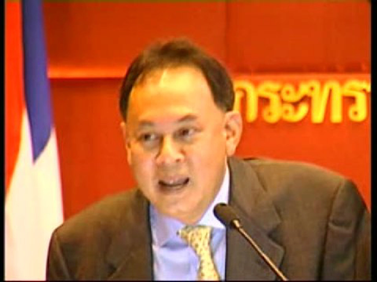 "กษิต" แถลงตอบโต้ "ทักษิณ" (4)  
