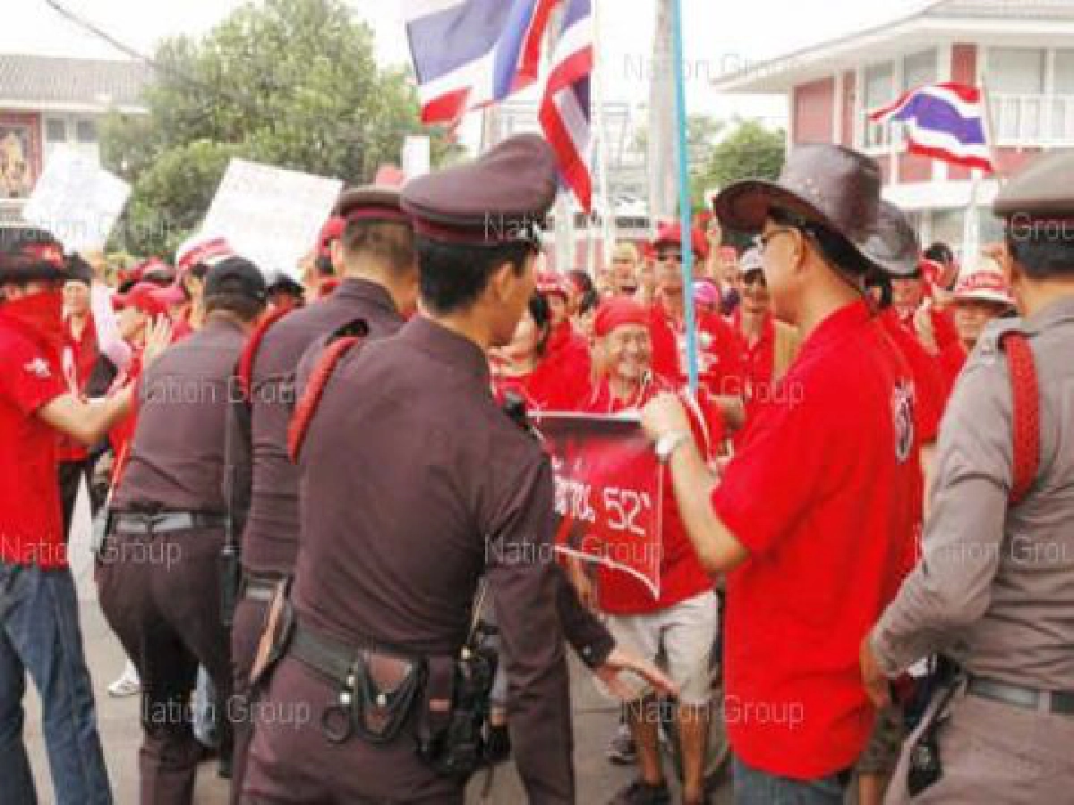 จนท.ลุยม็อบกลุ่มเสื้อแดงติดหมายศาล