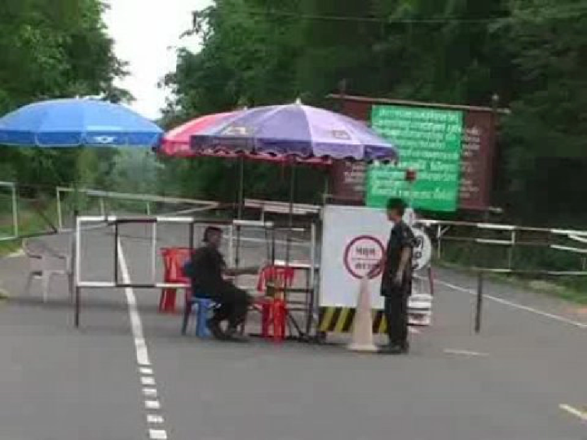 ผบ.กองกำลังสุรนารีรุดเจรจากับเขมรบนเขาพระวิหาร ผบ.กองกำลังสุรนารีรุดเจรจากับเขมรบนเขาพระวิหาร