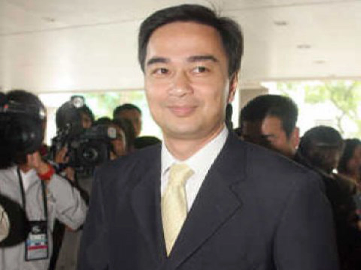 "อภิสิทธิ์"หวิดเดี้ยงเสื้อแดงทุบรถพังยับหลังประชุมครม.พัทยา
