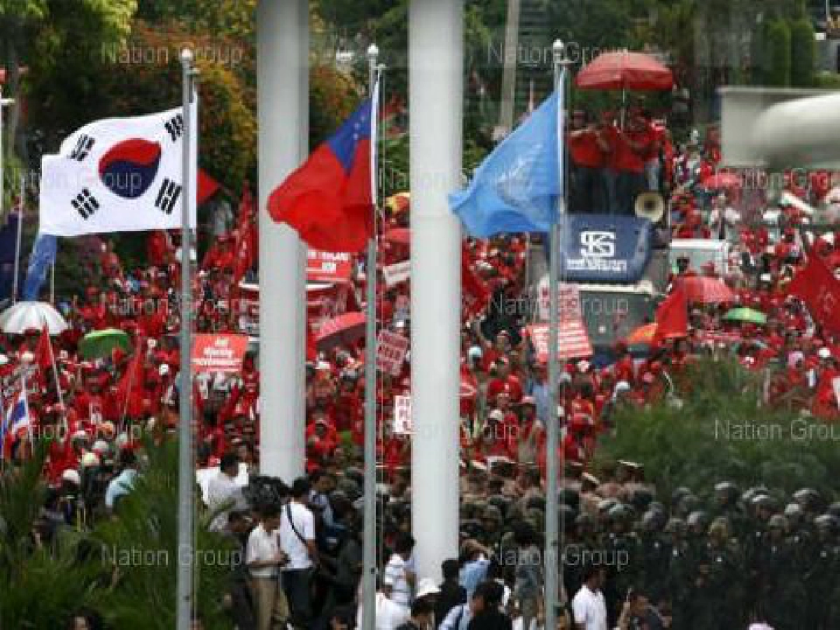 รัฐบาลอึด-เสื้อแดงตบมือข้างเดียว