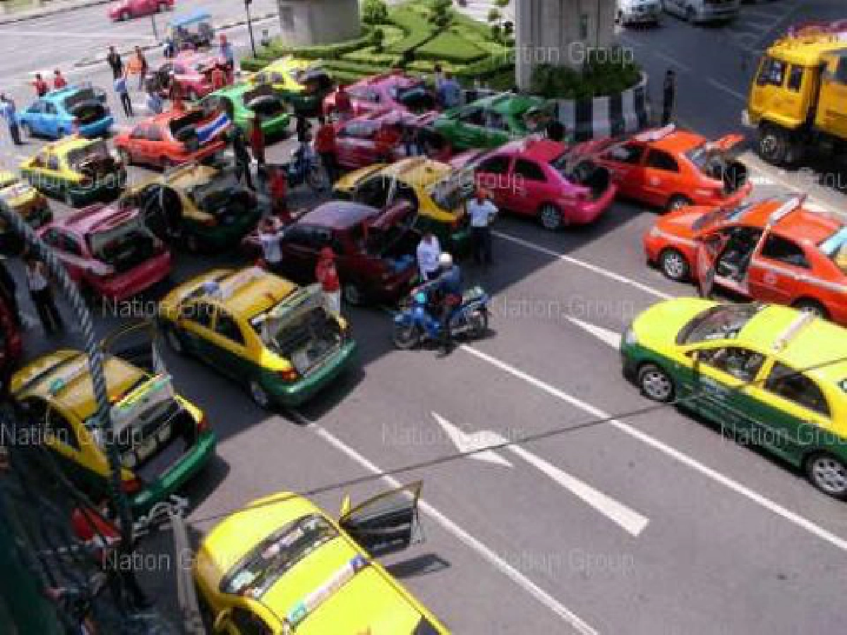 คลิปคนทำงานแยกสาทรโห่ไล่เสื้อแดงปิดถนน