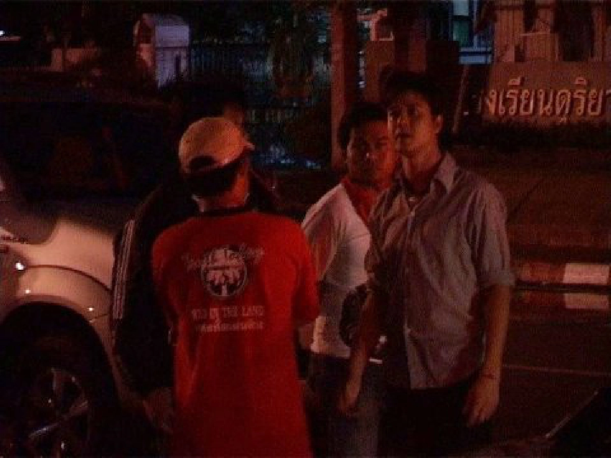 "ลูกอดีตรมว.เกษตรฯ"ซิ่งเบนซ์เสยแท็กซี่เสื้อแดงพังยับ