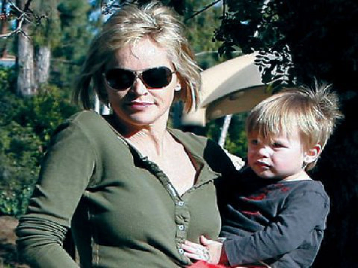 เปิดทำเนียบ "ลูกเลี้ยงคนดัง"