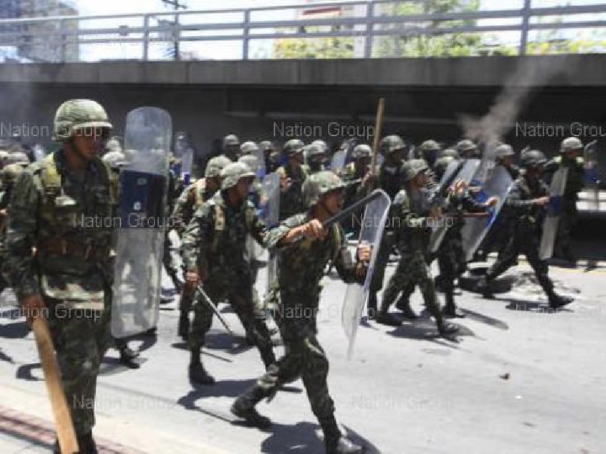 ทหารจ้องสลายผู้ชุมนุมเสื้อแดง