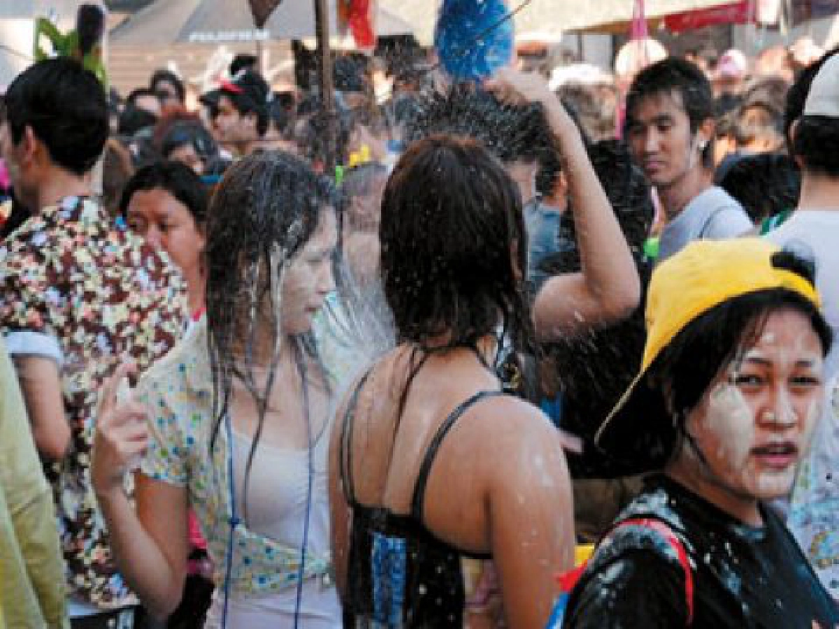 ถนนข้าวสารคึกคักไทย-เทศเล่นสงกรานต์ ถนนข้าวสารคึกคักไทย-เทศเล่นสงกรานต์