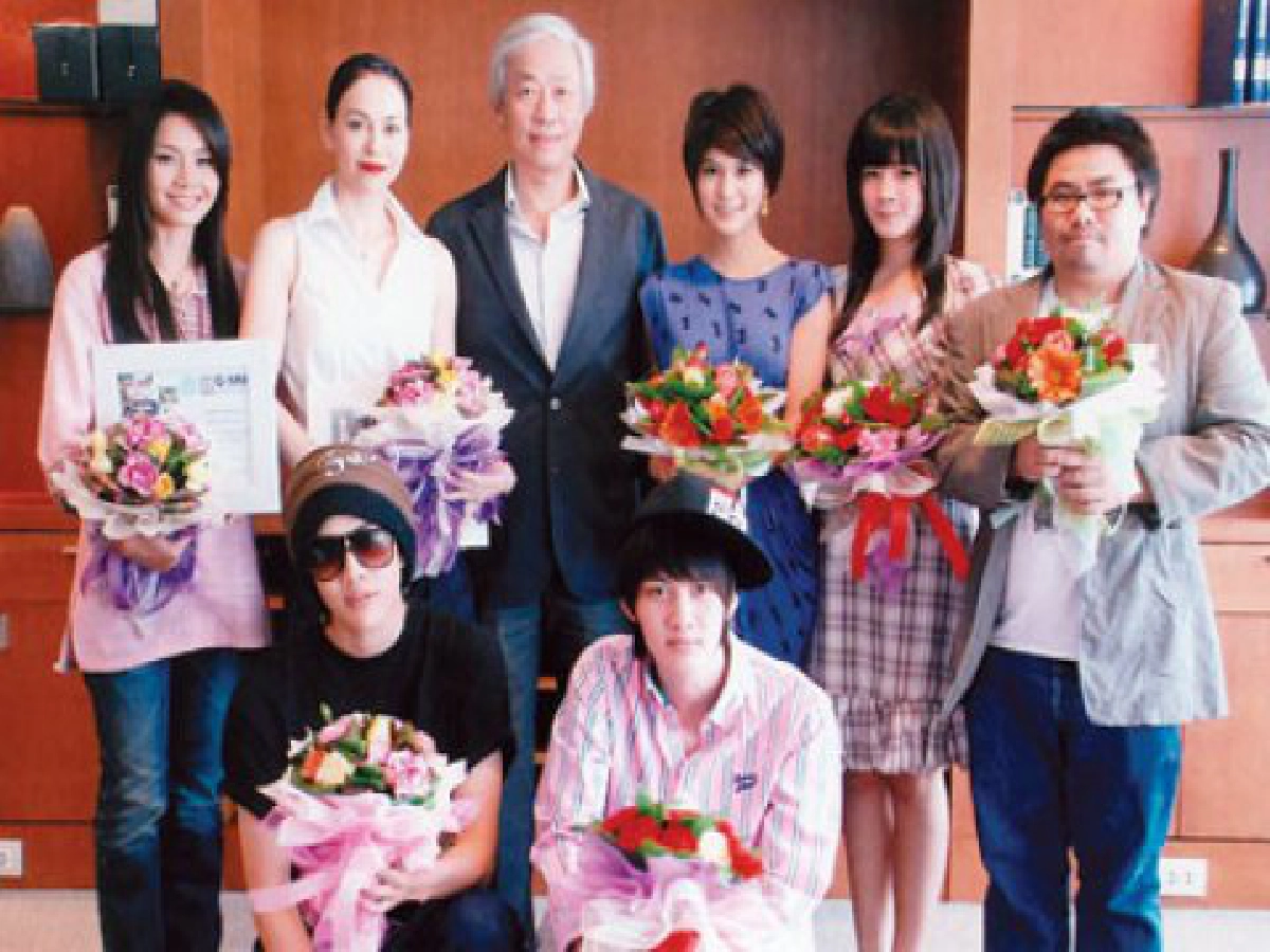 เสิร์ฟข่าวเม้าท์แตก (ศุกร์ที่ 17 เม.ย.52)
เสิร์ฟข่าวเม้าท์แตก (ศุกร์ที่ 17 เม.ย.52)