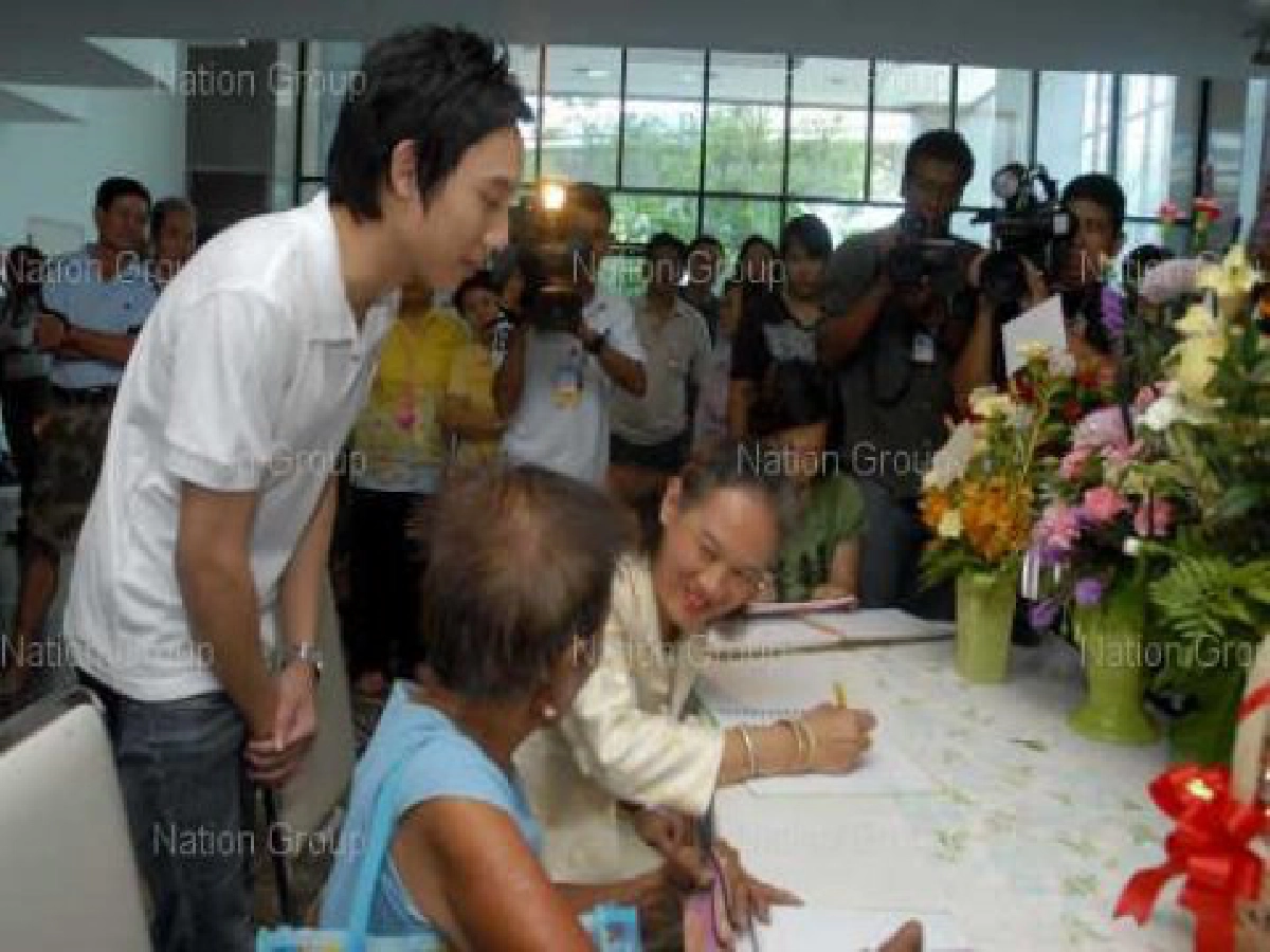 เมีย-ลูก"ชวน"โผ่ลรพ.จุฬาฯเยี่ยม"สนธิ"