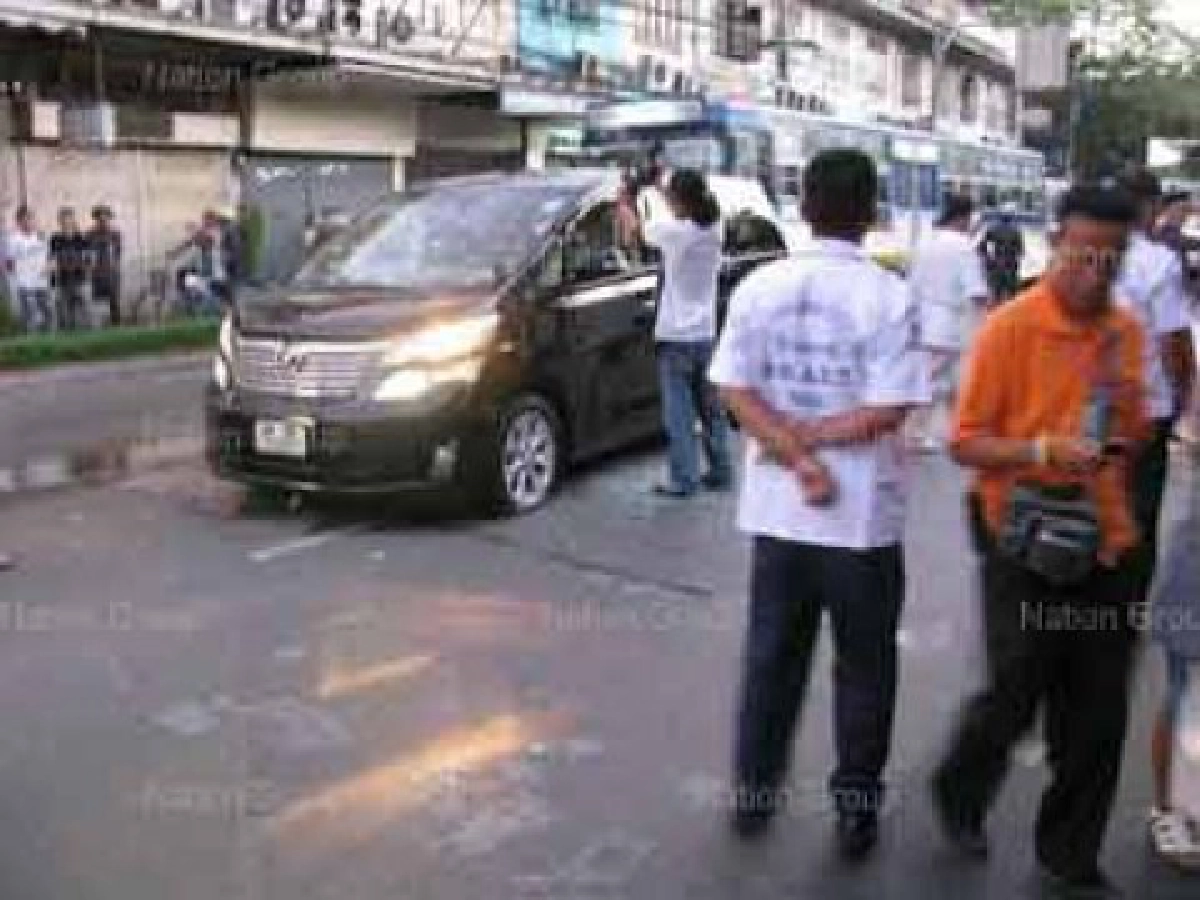 "พฐ."ตรวจรอยกระสุนยิงเจาะยางรถ"สนธิ" "พฐ."ตรวจรอยกระสุนยิงเจาะยางรถ"สนธิ"