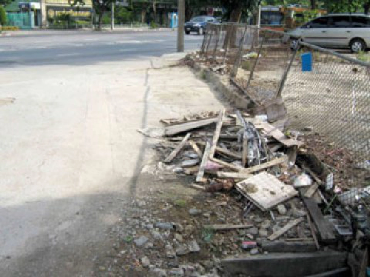 กองไม้ ตะปู ยังอยู่ กองไม้ ตะปู ยังอยู่