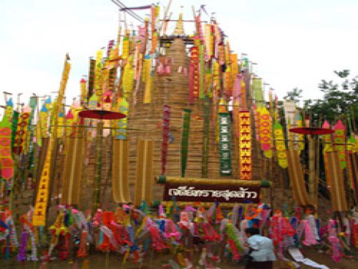 ปี๋ใหม่เมือง เรื่องสงกรานต์ล้านนา
ปี๋ใหม่เมือง เรื่องสงกรานต์ล้านนา