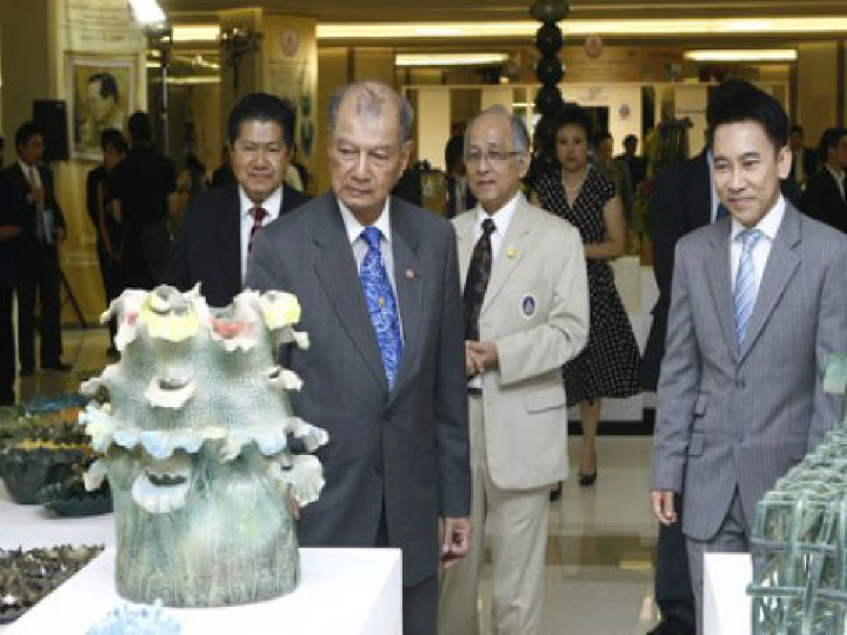 สานงานศิลป์จากเครื่องเคลือบดินเผา สานงานศิลป์จากเครื่องเคลือบดินเผา