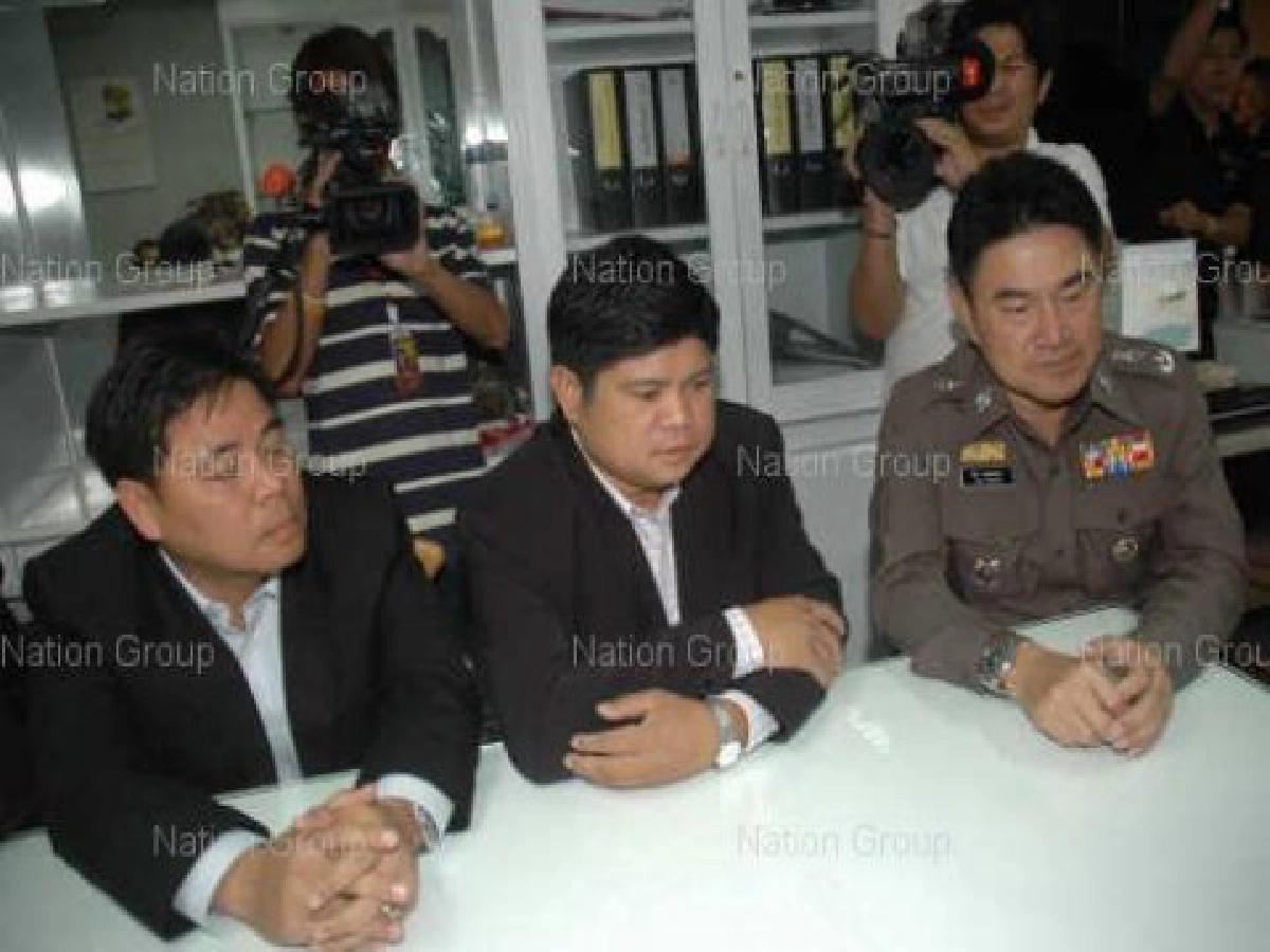 "แรมโบ้อีสาน"นำมือทุบรถนายกฯมอบตัว "แรมโบ้อีสาน"นำมือทุบรถนายกฯมอบตัว