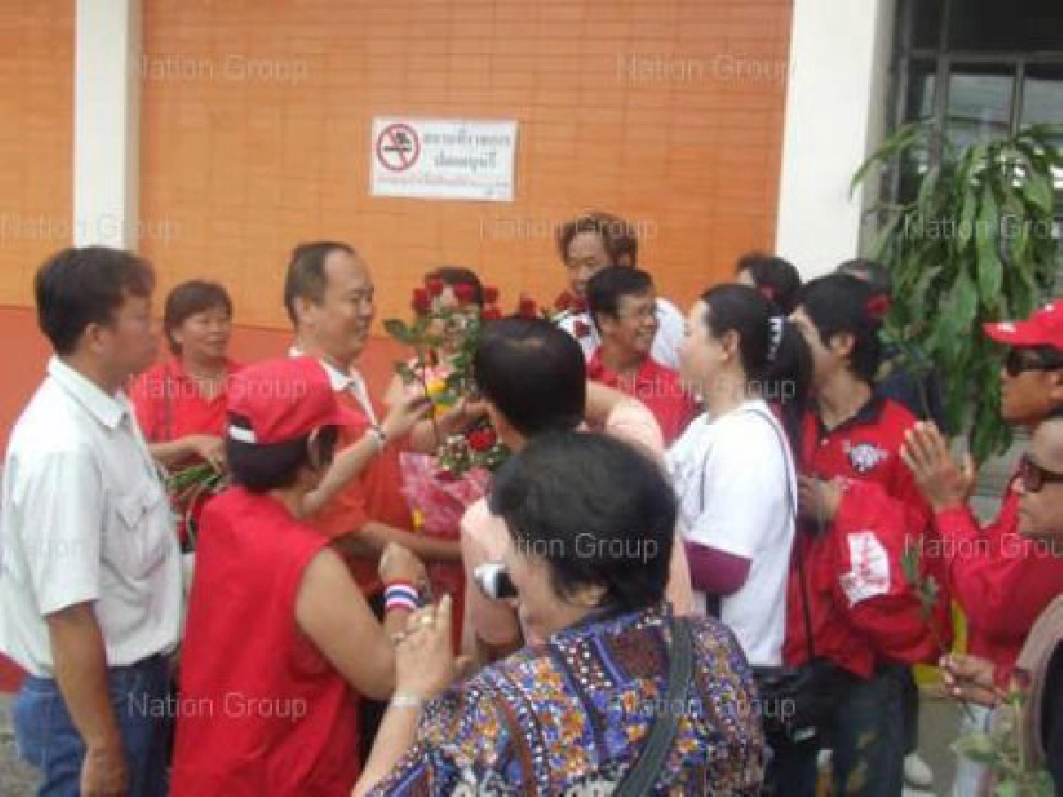 เสื้อแดงลำปางมอบตัว-ก่อนตร.ให้ประกัน เสื้อแดงลำปางมอบตัว-ก่อนตร.ให้ประกัน