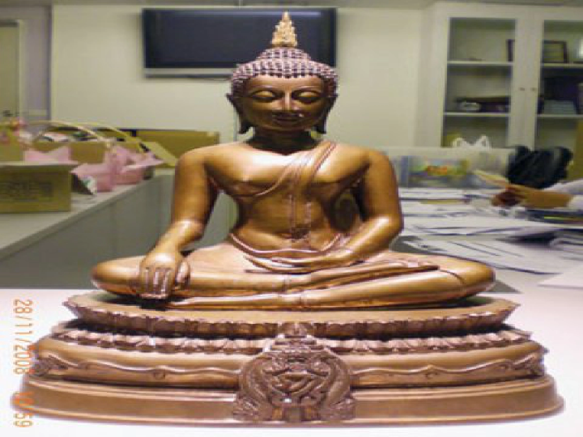 บูชา 'พระศาสดา ภ.ป.ร.' 
สร้างตึกสมเด็จพระเทพฯ  

