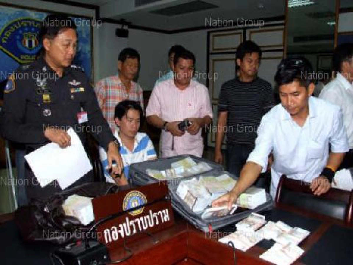 จับรองผจก.โกงเงินธอส.กว่า400ล้านบ. จับรองผจก.โกงเงินธอส.กว่า400ล้านบ.