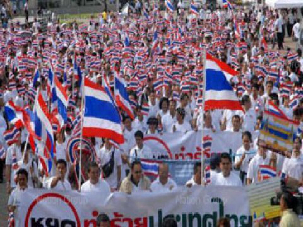 กองทัพบนความหวังของ"กลุ่มเสื้อหลากสี" กองทัพบนความหวังของ"กลุ่มเสื้อหลากสี"