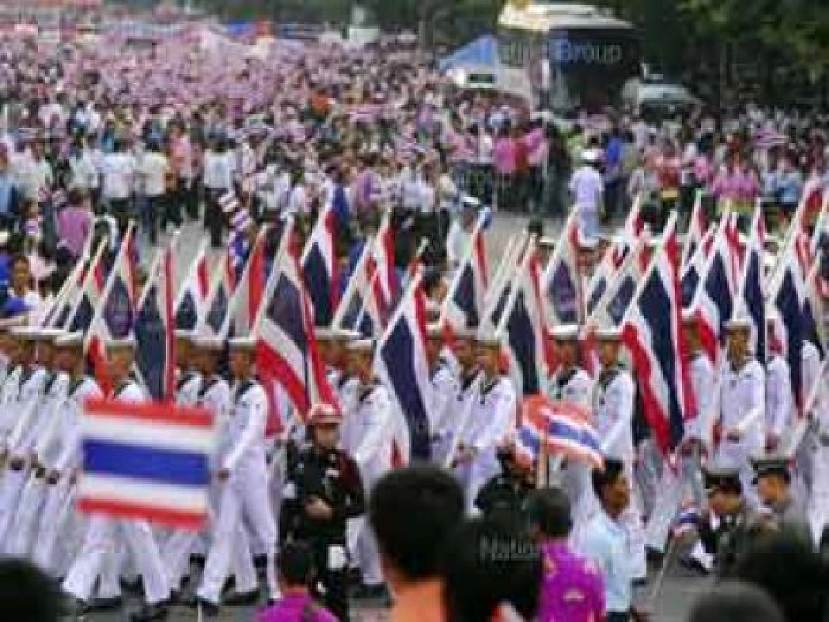 นายกฯนำครม.พร้อมภริยาถวายพระพรวันฉัตรมงคล นายกฯนำครม.พร้อมภริยาถวายพระพรวันฉัตรมงคล